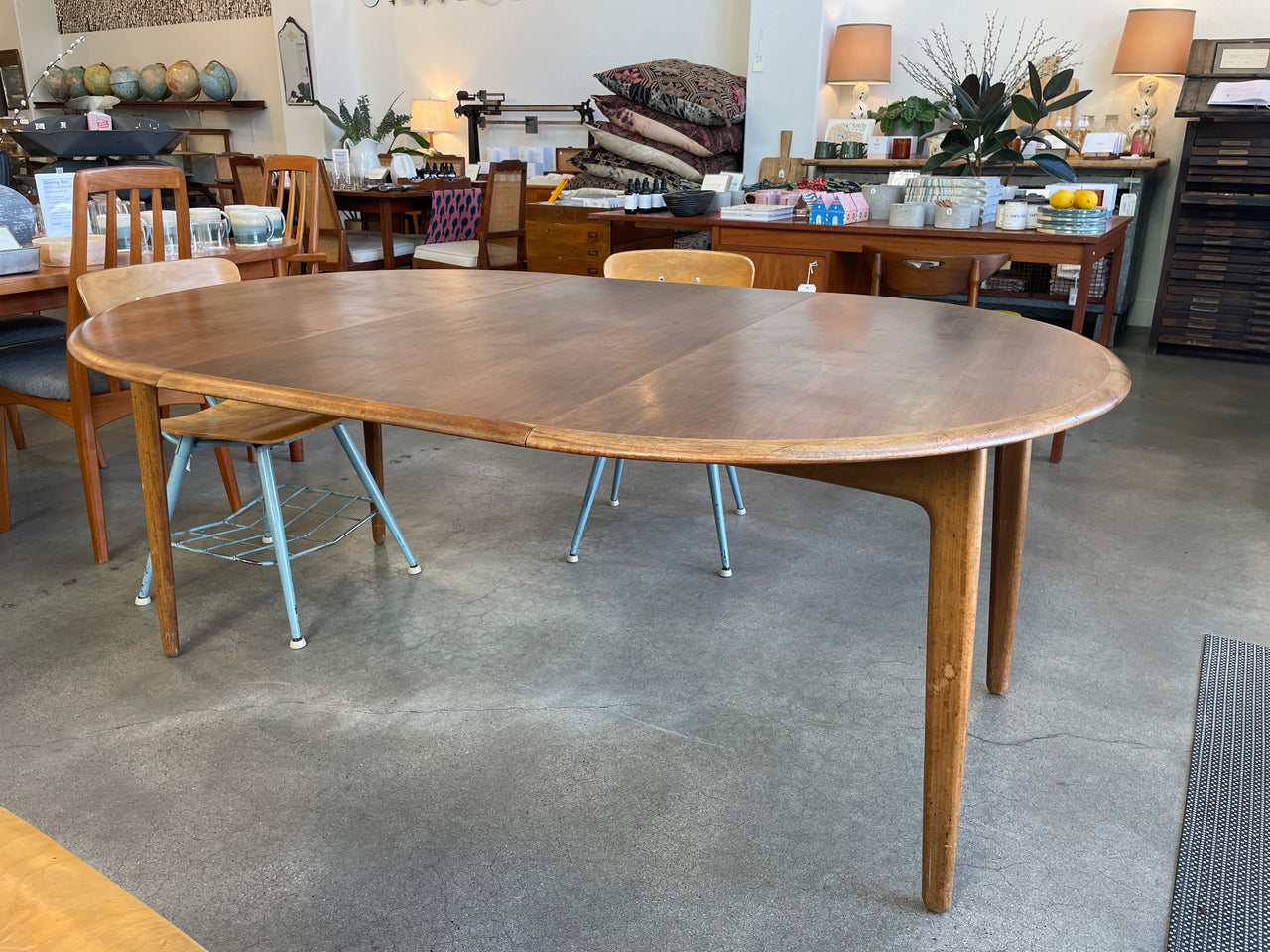 Circular Dining Table w/ Two Leaves